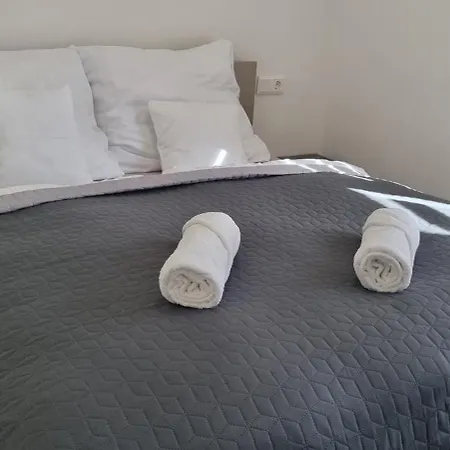 Hos Vendeghaz -oenallo Vendeghaz, Mely Csak Az Oenoeke Villa Miskolc