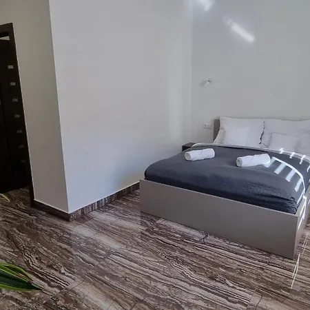 Hos Vendeghaz -oenallo Vendeghaz, Mely Csak Az Oenoeke * מישקולץ